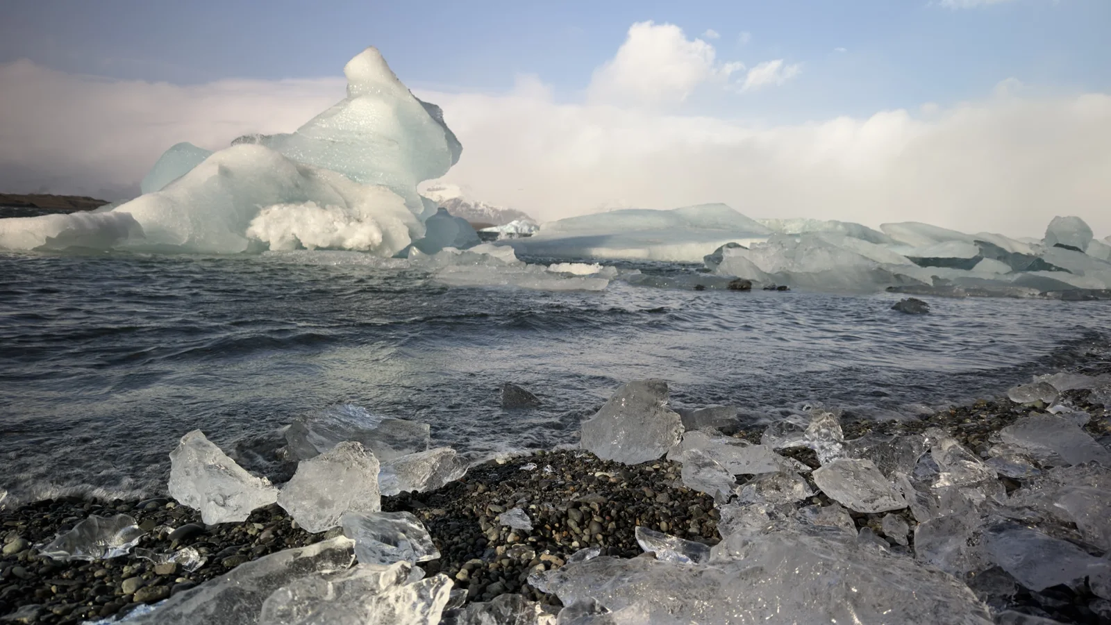 Glacier Lagoon Shore — Icebergs and small pieces of ice along the edge of Jökulsárlón